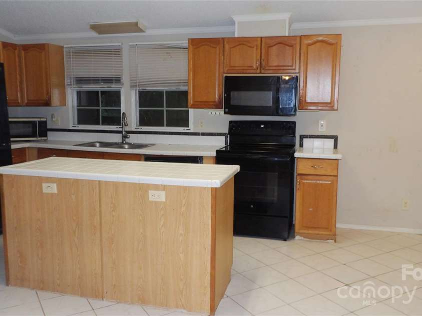 2705 Mountainview Road, Clover, SC 29710.  MLS# CAR4285670, YatesRealty ID 31297. Kitchen