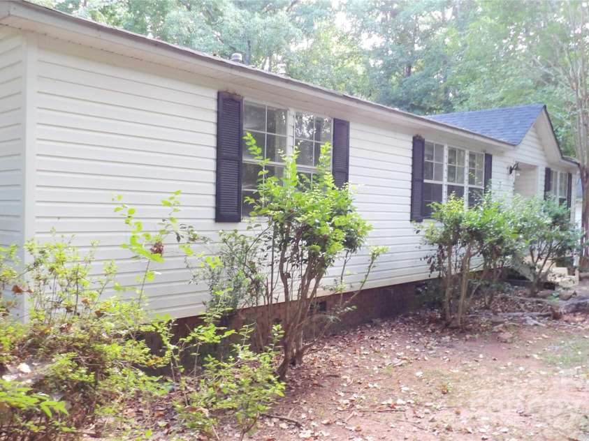 2705 Mountainview Road, Clover, SC 29710.  MLS# CAR4285670, YatesRealty ID 31297. Left Front
