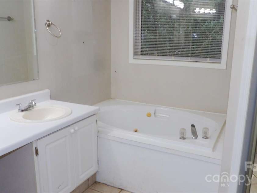 2705 Mountainview Road, Clover, SC 29710.  MLS# CAR4285670, YatesRealty ID 31297. Primary Bath