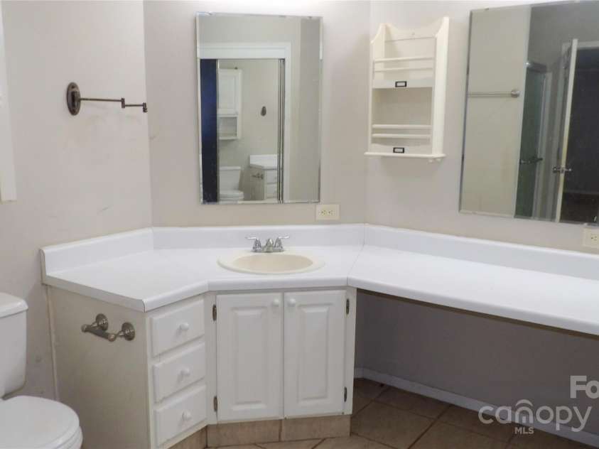 2705 Mountainview Road, Clover, SC 29710.  MLS# CAR4285670, YatesRealty ID 31297. Primary Bath