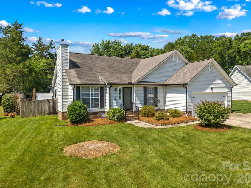 4425 Derbyshire Lane, Matthews, NC 28104.  MLS# CAR4393404, YatesRealty ID 31298. 