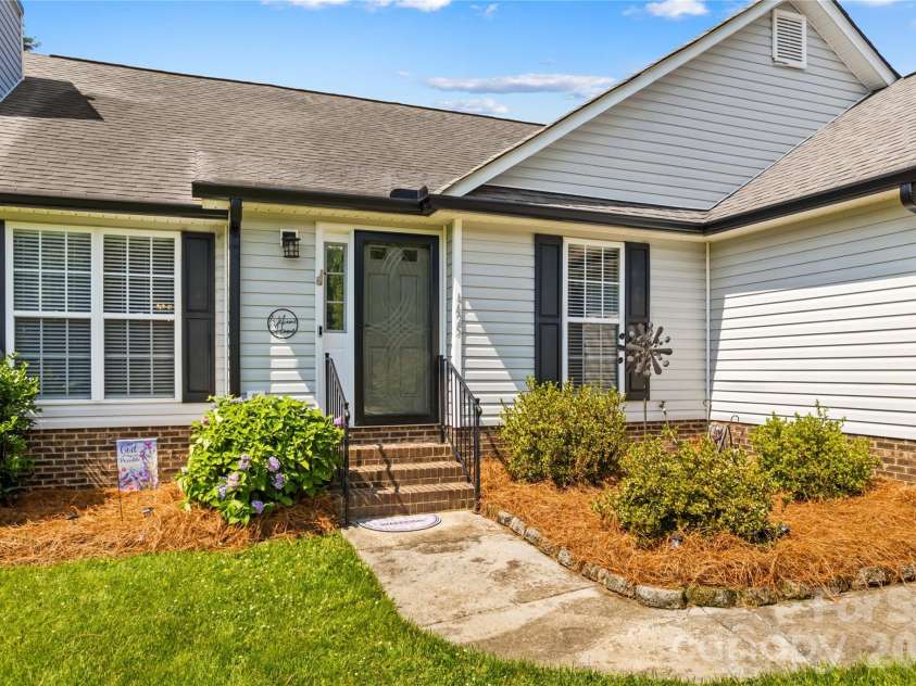 4425 Derbyshire Lane, Matthews, NC 28104.  MLS# CAR4393404, YatesRealty ID 31298. 