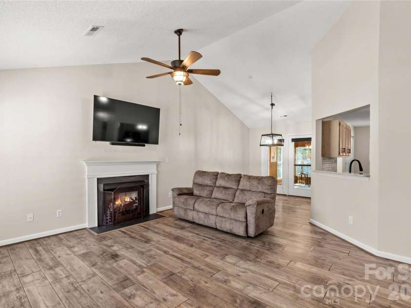 4425 Derbyshire Lane, Matthews, NC 28104.  MLS# CAR4393404, YatesRealty ID 31298. 