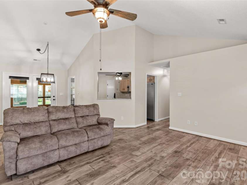 4425 Derbyshire Lane, Matthews, NC 28104.  MLS# CAR4393404, YatesRealty ID 31298. 
