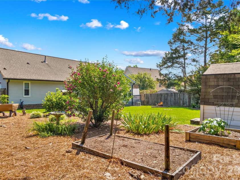 4425 Derbyshire Lane, Matthews, NC 28104.  MLS# CAR4393404, YatesRealty ID 31298. 