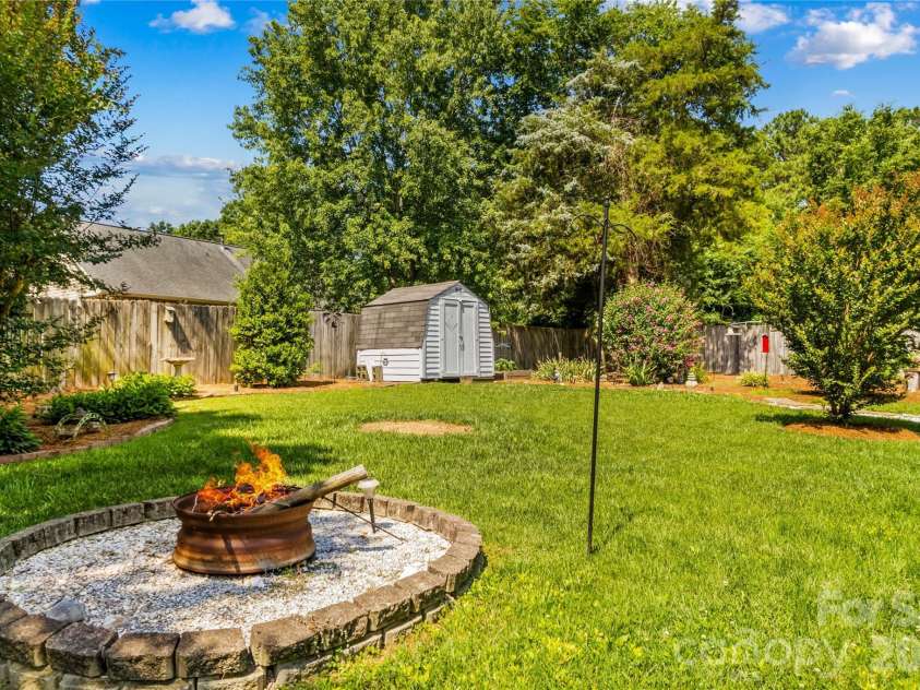 4425 Derbyshire Lane, Matthews, NC 28104.  MLS# CAR4393404, YatesRealty ID 31298. 