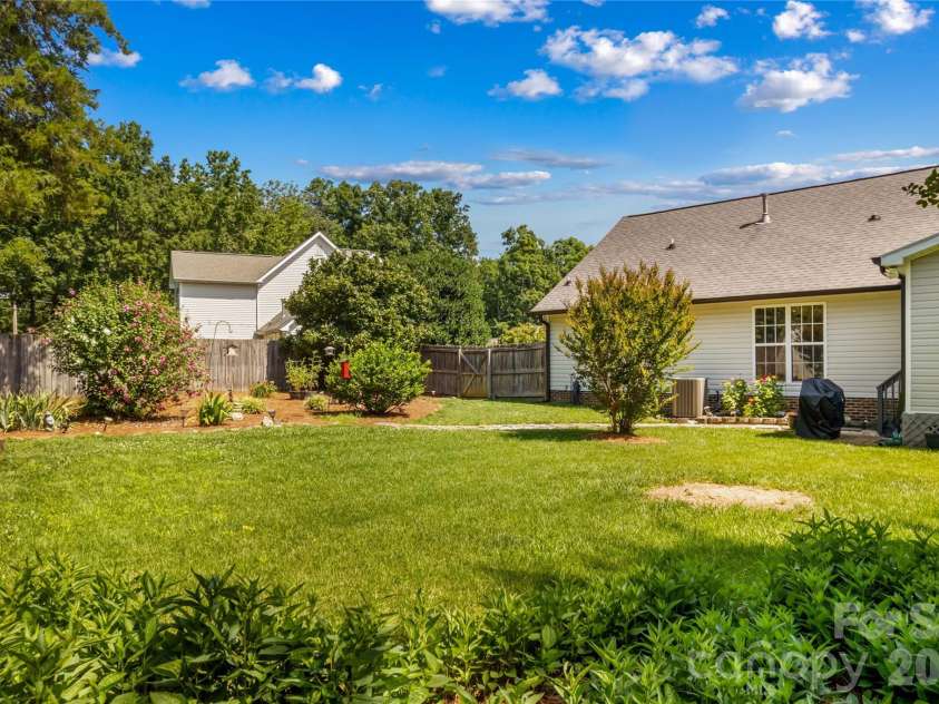 4425 Derbyshire Lane, Matthews, NC 28104.  MLS# CAR4393404, YatesRealty ID 31298. 