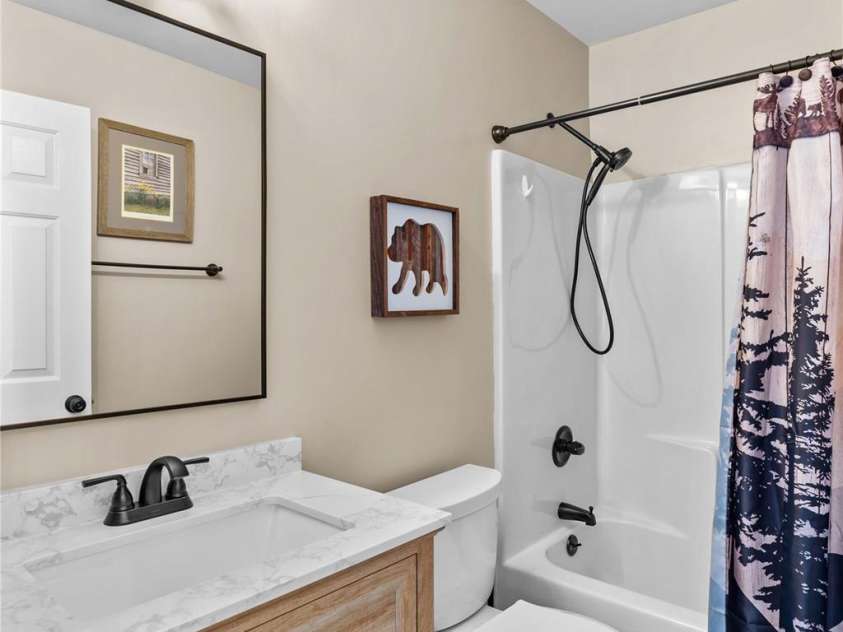 4425 Derbyshire Lane, Matthews, NC 28104.  MLS# CAR4393404, YatesRealty ID 31298. Full Bathroom 2