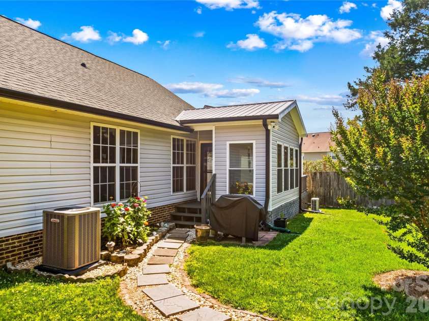 4425 Derbyshire Lane, Matthews, NC 28104.  MLS# CAR4393404, YatesRealty ID 31298. Generator