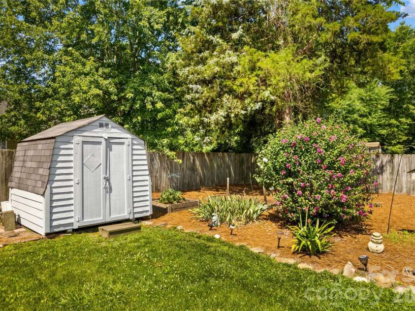 4425 Derbyshire Lane, Matthews, NC 28104.  MLS# CAR4393404, YatesRealty ID 31298. Storage Building conveys