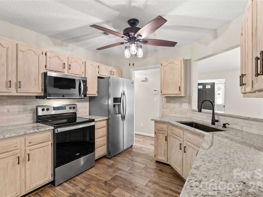 4425 Derbyshire Lane, Matthews, NC 28104.  MLS# CAR4393404, YatesRealty ID 31298. Updated Stainless Appliances