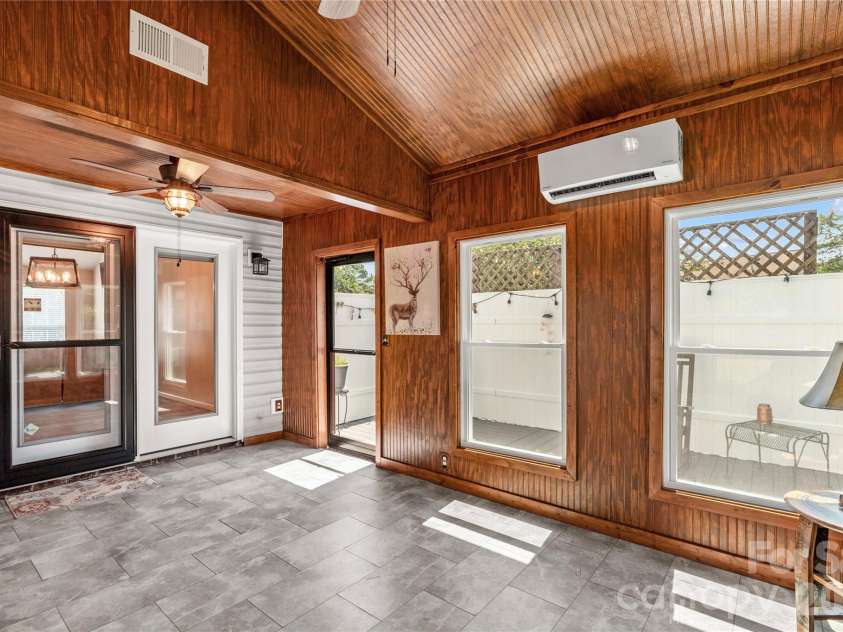 4425 Derbyshire Lane, Matthews, NC 28104.  MLS# CAR4393404, YatesRealty ID 31298. Vaulted ceiling