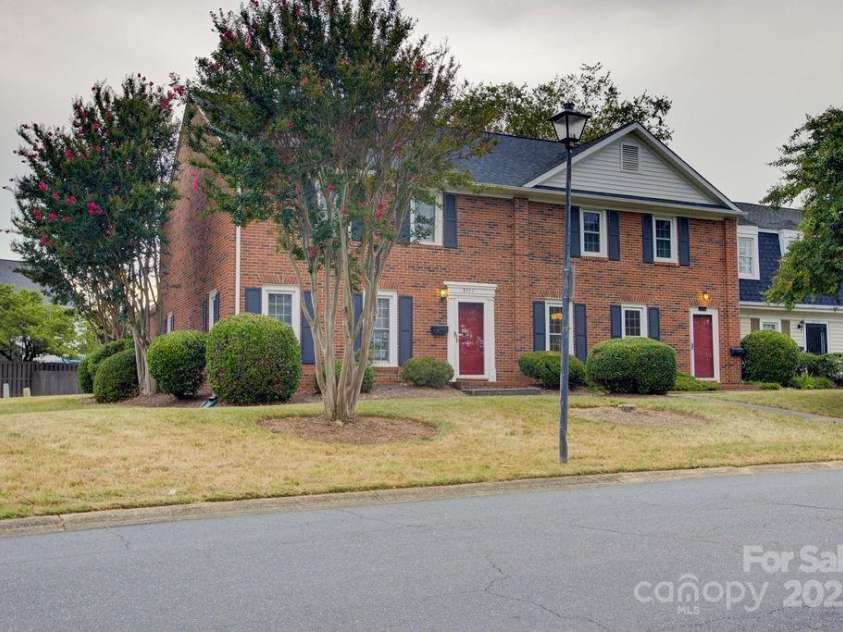 8434 Knights Bridge Road, Charlotte, NC 28210.  MLS# CAR4286331, YatesRealty ID 31301. 