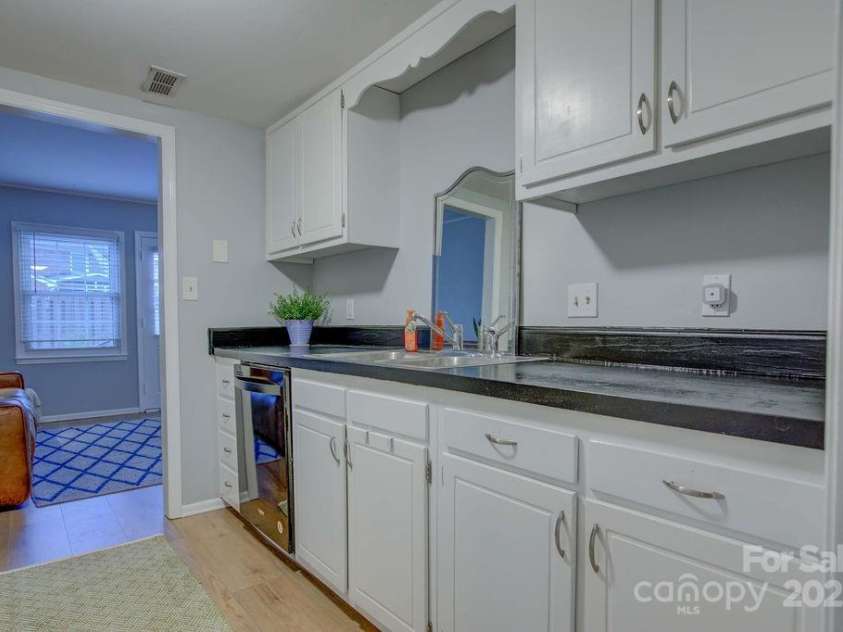 8434 Knights Bridge Road, Charlotte, NC 28210.  MLS# CAR4286331, YatesRealty ID 31301. 
