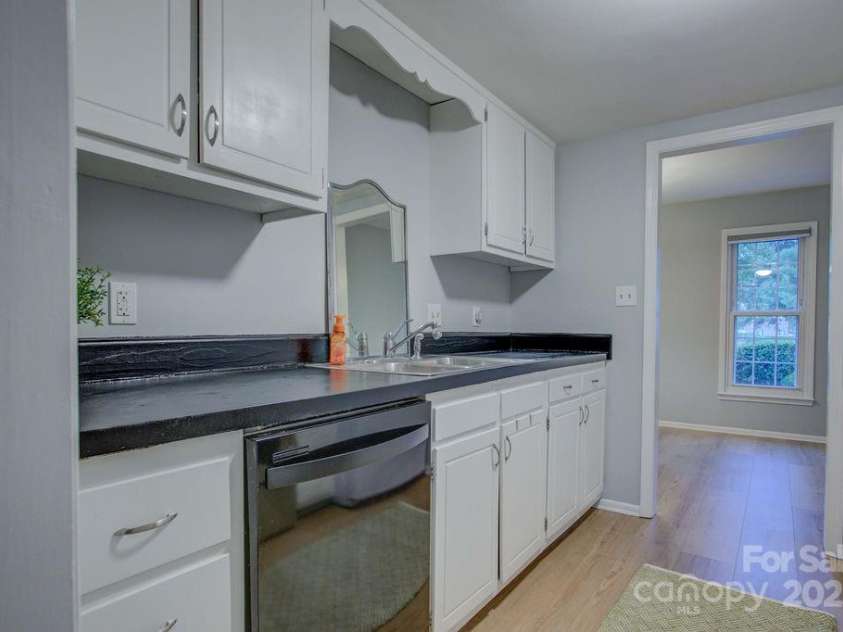 8434 Knights Bridge Road, Charlotte, NC 28210.  MLS# CAR4286331, YatesRealty ID 31301. 