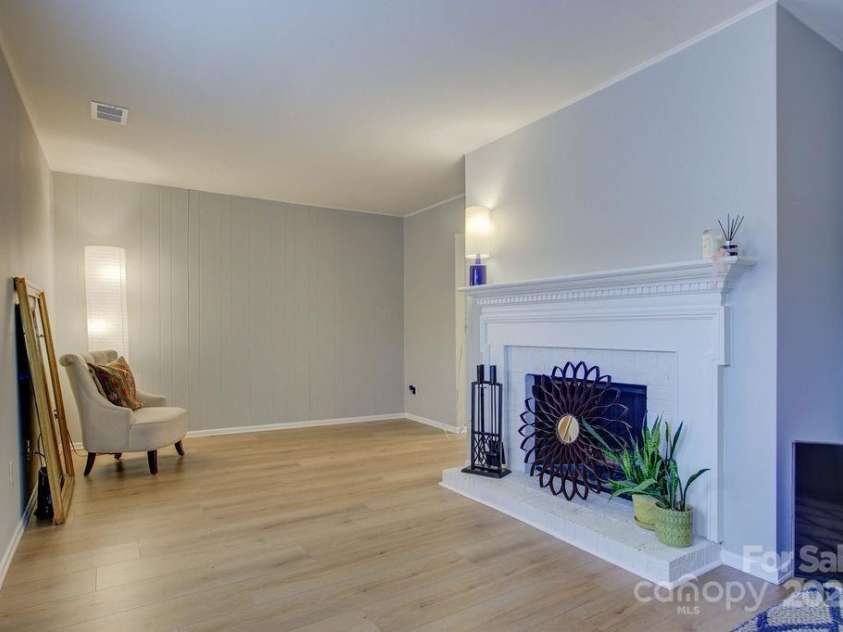 8434 Knights Bridge Road, Charlotte, NC 28210.  MLS# CAR4286331, YatesRealty ID 31301. 