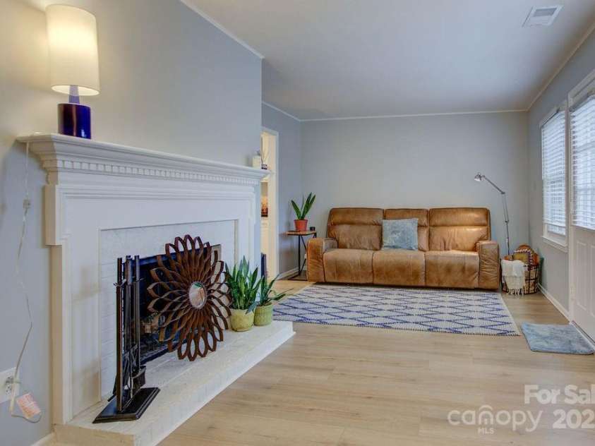 8434 Knights Bridge Road, Charlotte, NC 28210.  MLS# CAR4286331, YatesRealty ID 31301. 