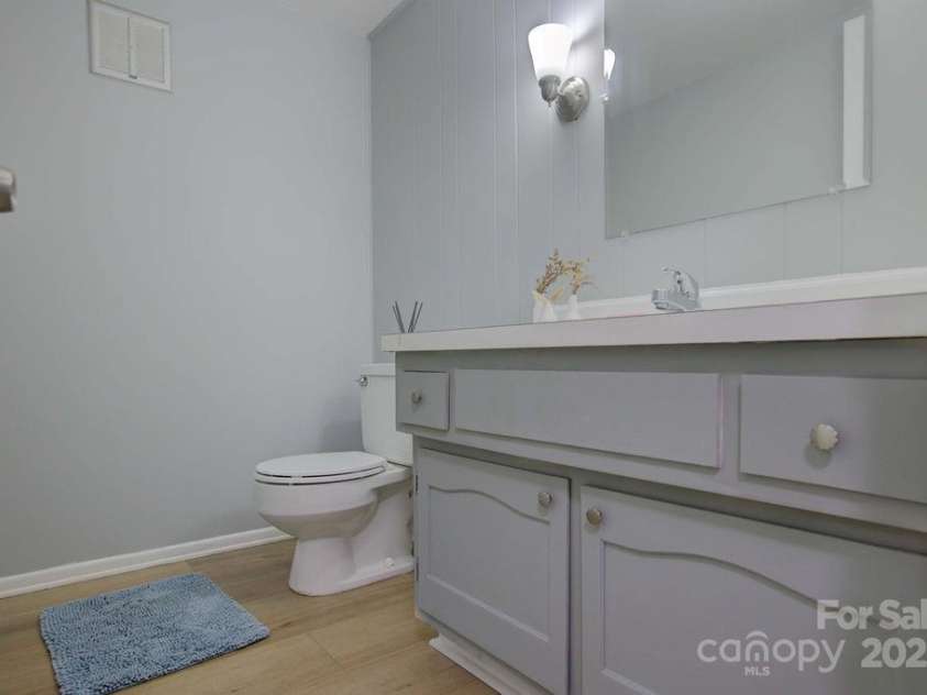 8434 Knights Bridge Road, Charlotte, NC 28210.  MLS# CAR4286331, YatesRealty ID 31301. 