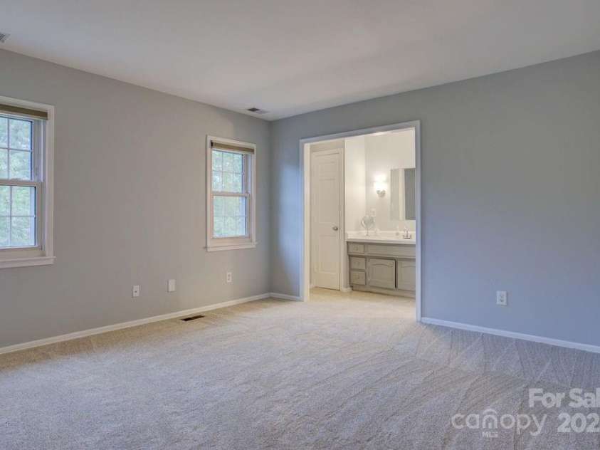 8434 Knights Bridge Road, Charlotte, NC 28210.  MLS# CAR4286331, YatesRealty ID 31301. 