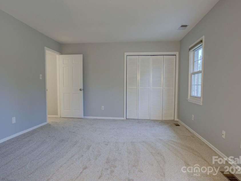 8434 Knights Bridge Road, Charlotte, NC 28210.  MLS# CAR4286331, YatesRealty ID 31301. 