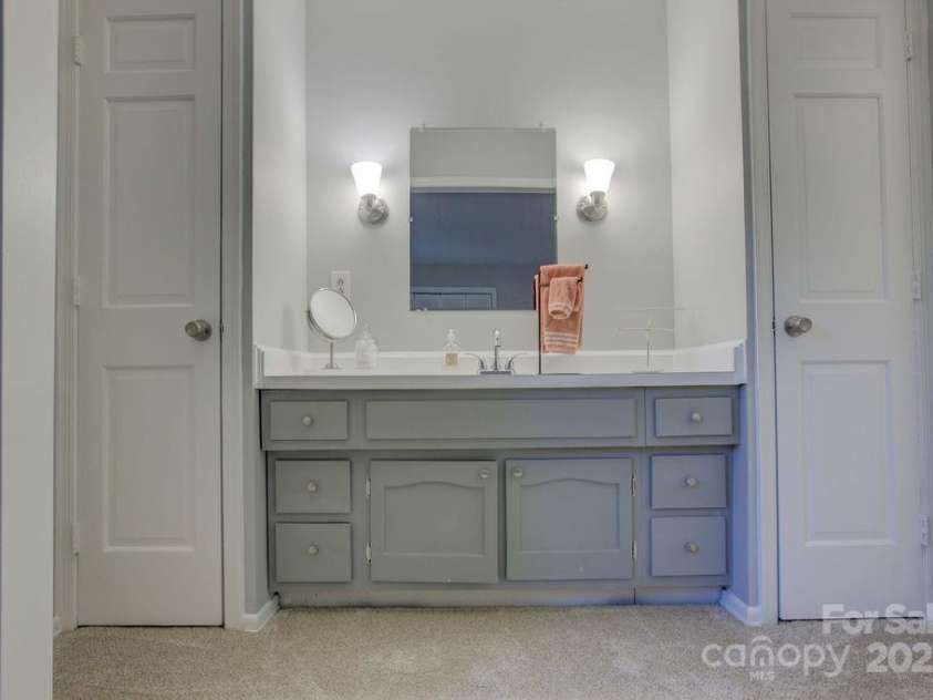 8434 Knights Bridge Road, Charlotte, NC 28210.  MLS# CAR4286331, YatesRealty ID 31301. 