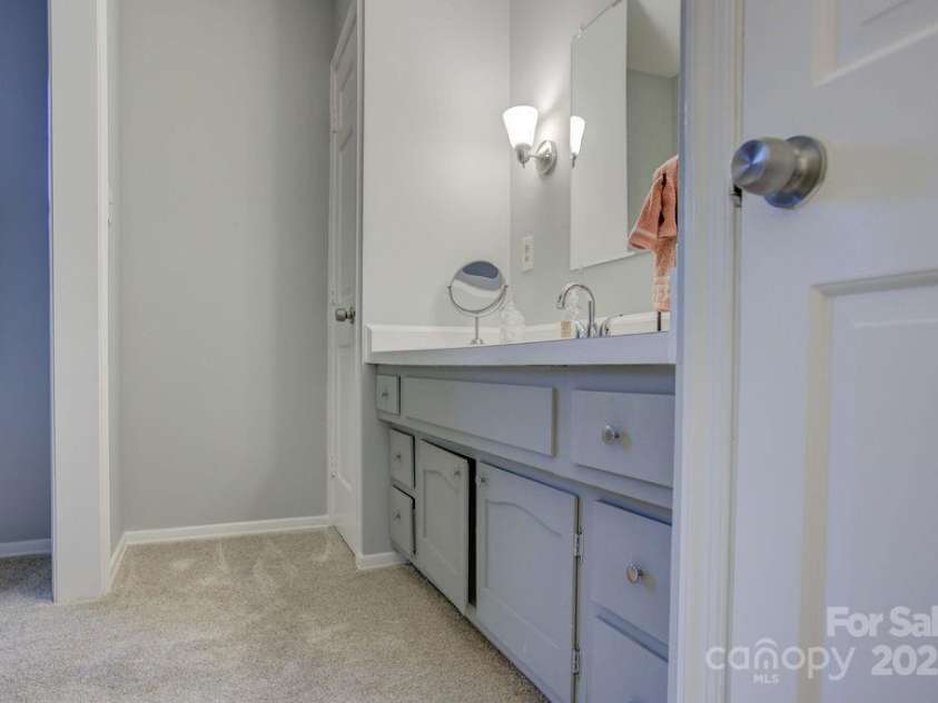 8434 Knights Bridge Road, Charlotte, NC 28210.  MLS# CAR4286331, YatesRealty ID 31301. 