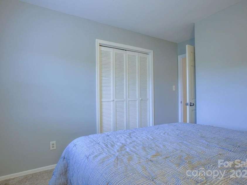 8434 Knights Bridge Road, Charlotte, NC 28210.  MLS# CAR4286331, YatesRealty ID 31301. 