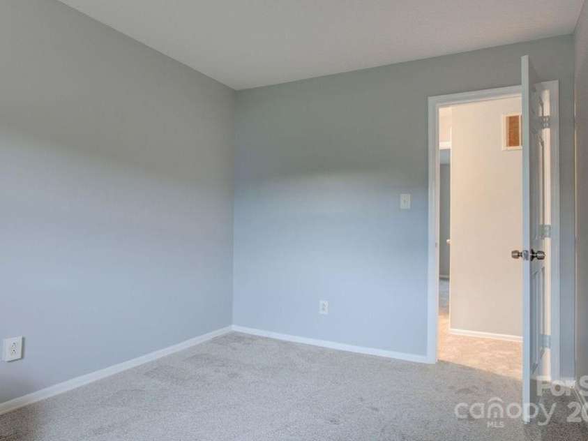 8434 Knights Bridge Road, Charlotte, NC 28210.  MLS# CAR4286331, YatesRealty ID 31301. 