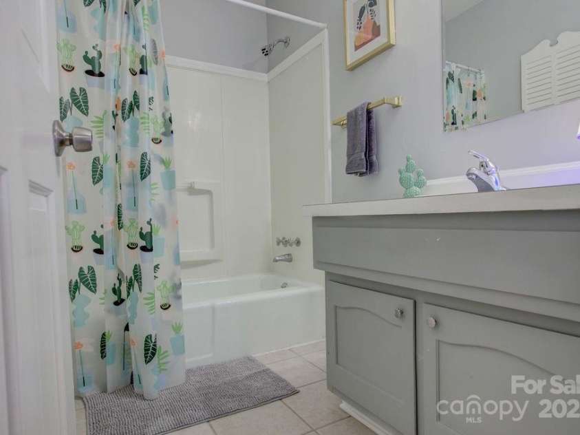 8434 Knights Bridge Road, Charlotte, NC 28210.  MLS# CAR4286331, YatesRealty ID 31301. 