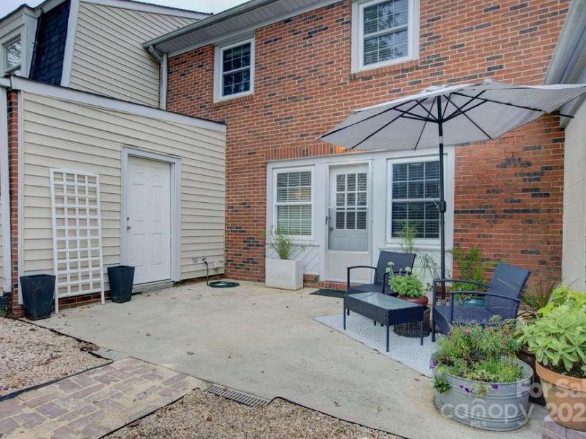 8434 Knights Bridge Road, Charlotte, NC 28210.  MLS# CAR4286331, YatesRealty ID 31301. 