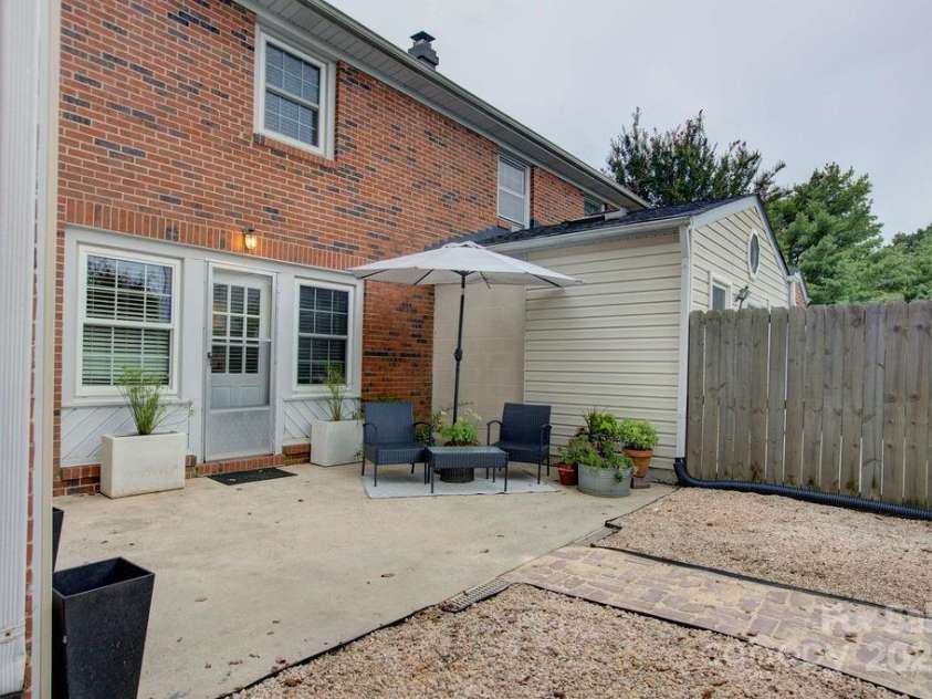 8434 Knights Bridge Road, Charlotte, NC 28210.  MLS# CAR4286331, YatesRealty ID 31301. 