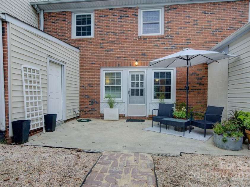 8434 Knights Bridge Road, Charlotte, NC 28210.  MLS# CAR4286331, YatesRealty ID 31301. 