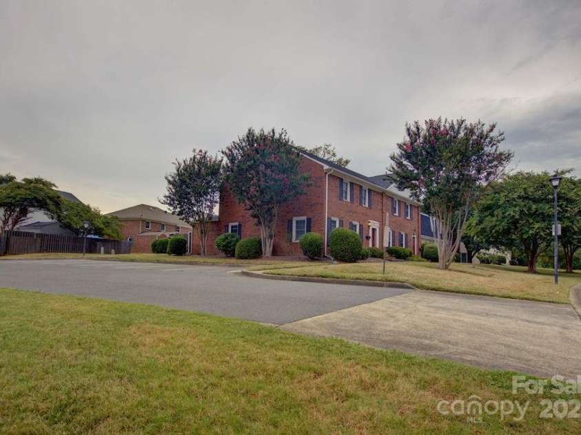 8434 Knights Bridge Road, Charlotte, NC 28210.  MLS# CAR4286331, YatesRealty ID 31301. 