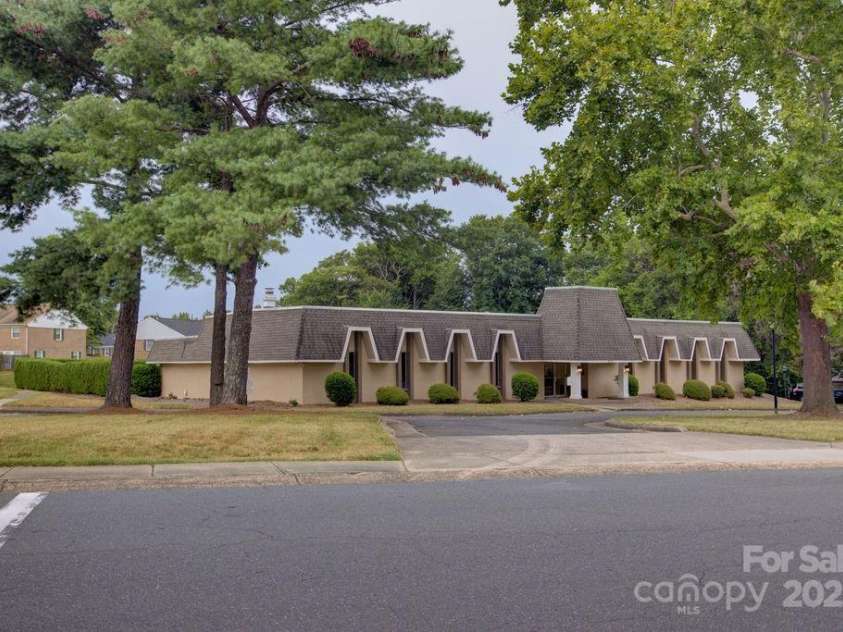 8434 Knights Bridge Road, Charlotte, NC 28210.  MLS# CAR4286331, YatesRealty ID 31301. Clubhouse