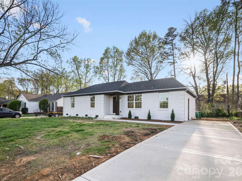 10107 Clairemore Place, Charlotte, NC 28216.  MLS# CAR4382202, YatesRealty ID 31302. 