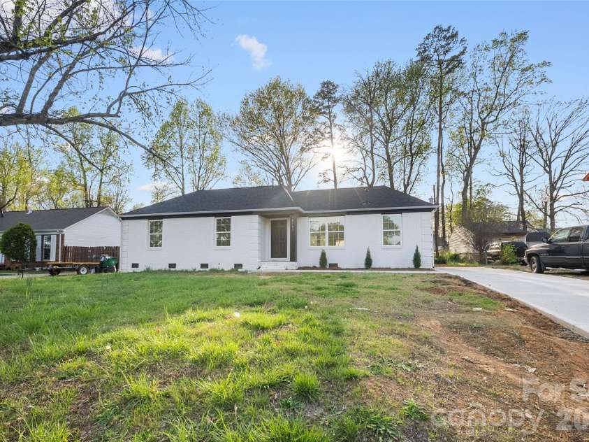 10107 Clairemore Place, Charlotte, NC 28216.  MLS# CAR4382202, YatesRealty ID 31302. 