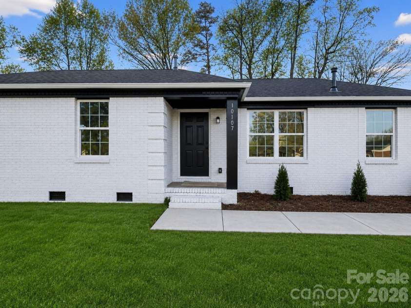 10107 Clairemore Place, Charlotte, NC 28216.  MLS# CAR4382202, YatesRealty ID 31302. 