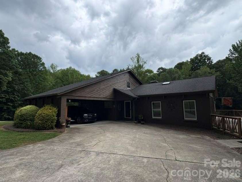 214 Fallingwood Circle, Gastonia, NC 28056.  MLS# CAR4389456, YatesRealty ID 31304. 