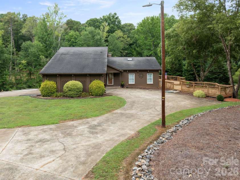 214 Fallingwood Circle, Gastonia, NC 28056.  MLS# CAR4389456, YatesRealty ID 31304. 