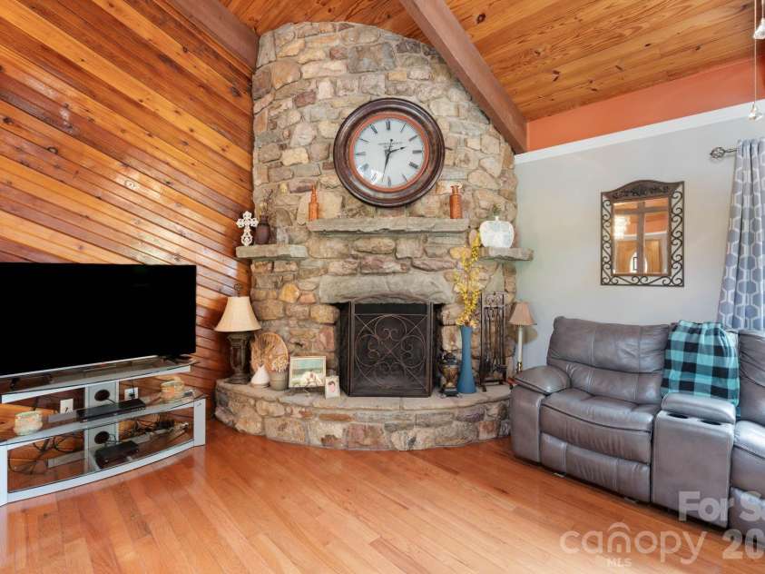 214 Fallingwood Circle, Gastonia, NC 28056.  MLS# CAR4389456, YatesRealty ID 31304. 