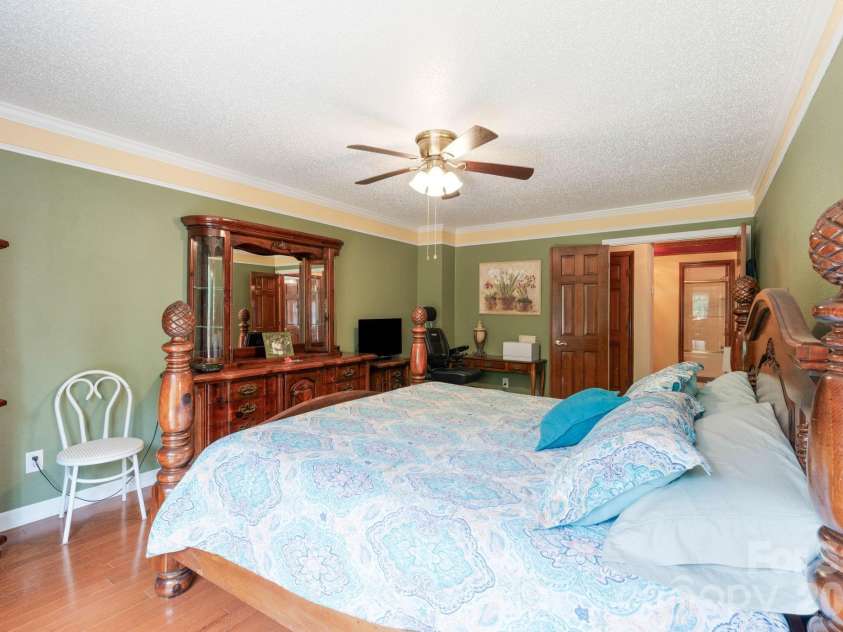 214 Fallingwood Circle, Gastonia, NC 28056.  MLS# CAR4389456, YatesRealty ID 31304. 
