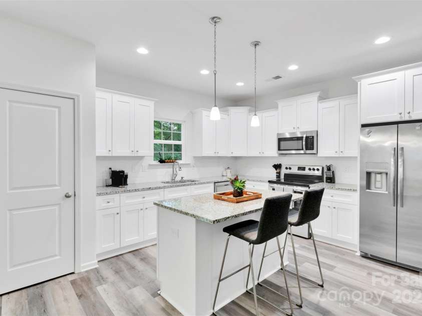 846 Northwood Drive, Charlotte, NC 28216.  MLS# CAR4278440, YatesRealty ID 31305. 