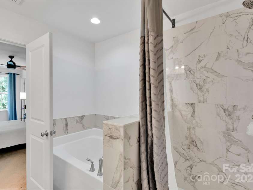 846 Northwood Drive, Charlotte, NC 28216.  MLS# CAR4278440, YatesRealty ID 31305. 