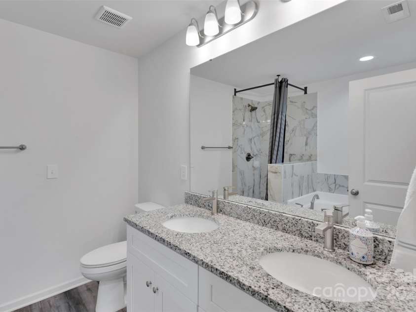 846 Northwood Drive, Charlotte, NC 28216.  MLS# CAR4278440, YatesRealty ID 31305. 