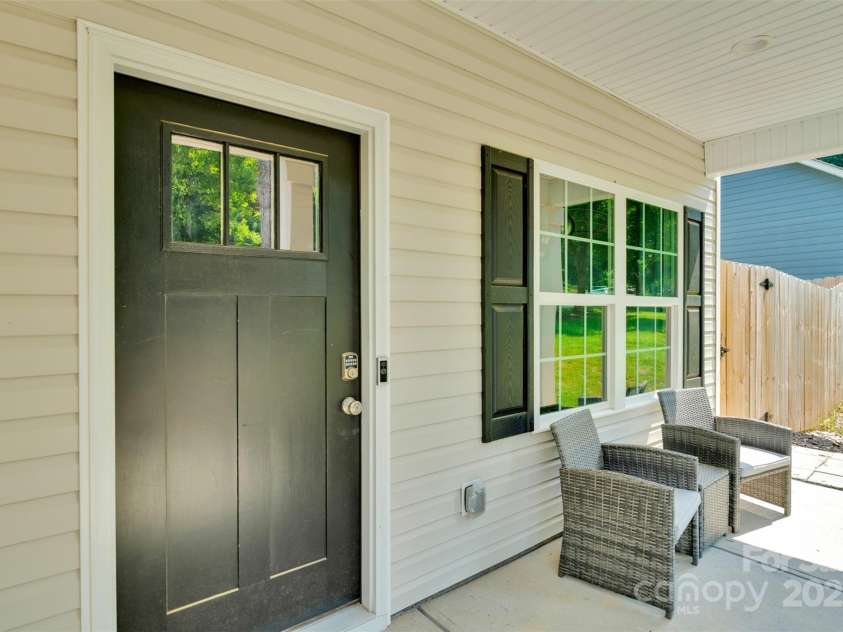 846 Northwood Drive, Charlotte, NC 28216.  MLS# CAR4278440, YatesRealty ID 31305. Front Exterior