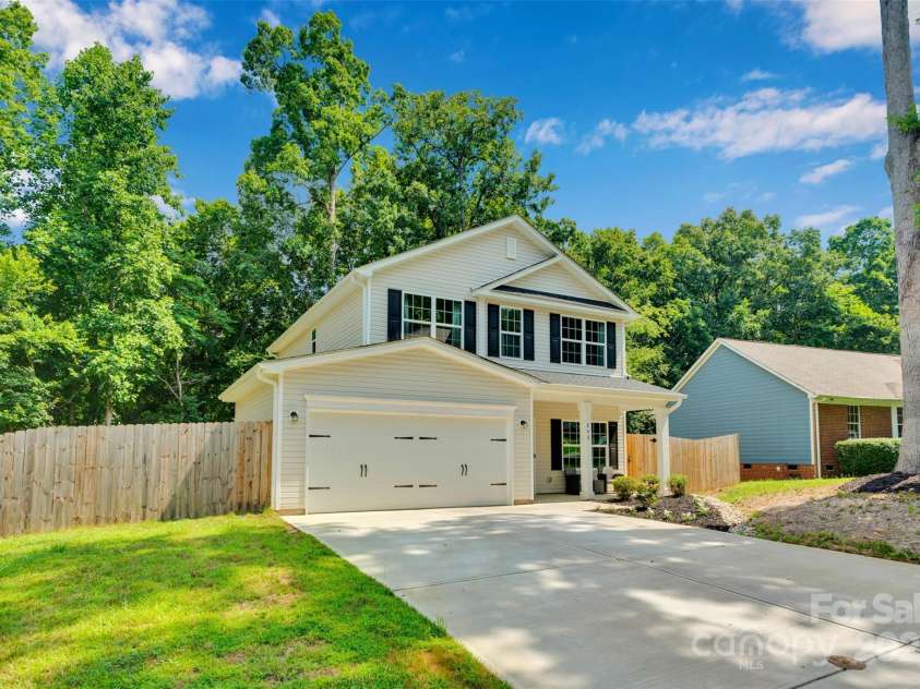 846 Northwood Drive, Charlotte, NC 28216.  MLS# CAR4278440, YatesRealty ID 31305. Front Exterior