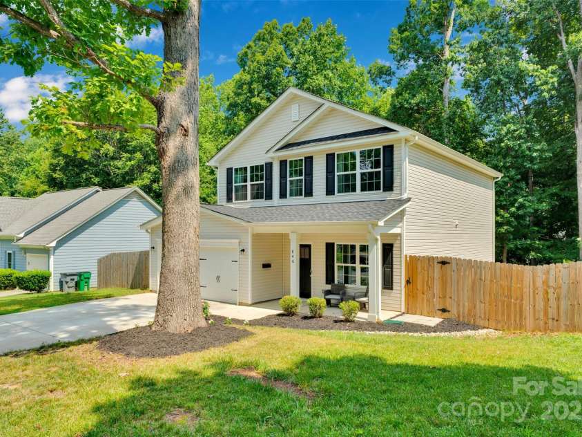 846 Northwood Drive, Charlotte, NC 28216.  MLS# CAR4278440, YatesRealty ID 31305. Front Exterior