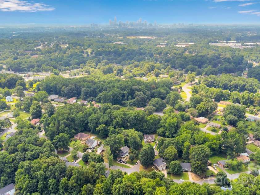 846 Northwood Drive, Charlotte, NC 28216.  MLS# CAR4278440, YatesRealty ID 31305. Overview