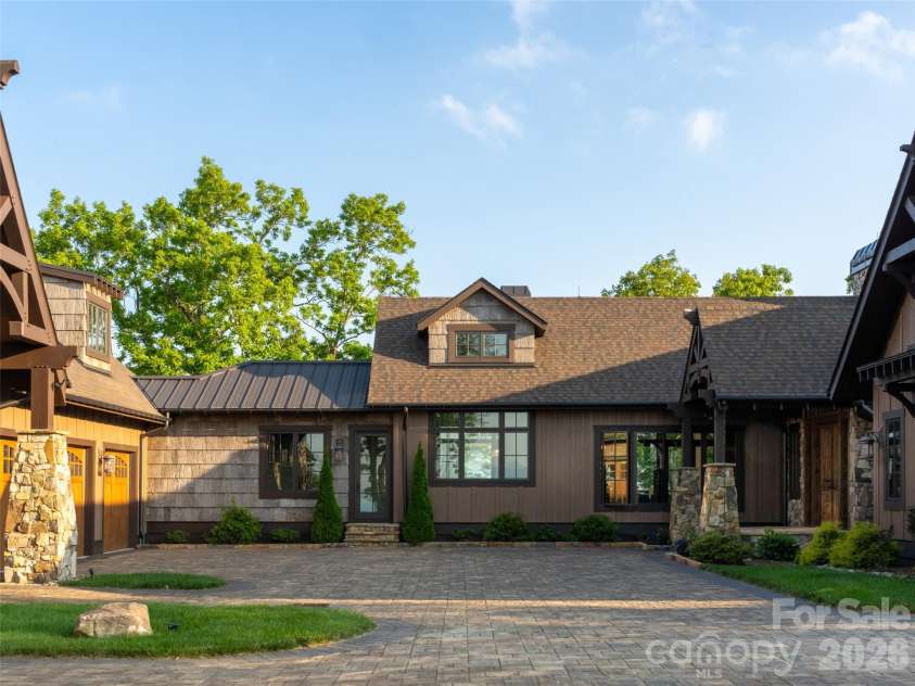 93 Snow Ridge Drive, Hendersonville, NC 28792.  MLS# CAR4389841, YatesRealty ID 31306. 