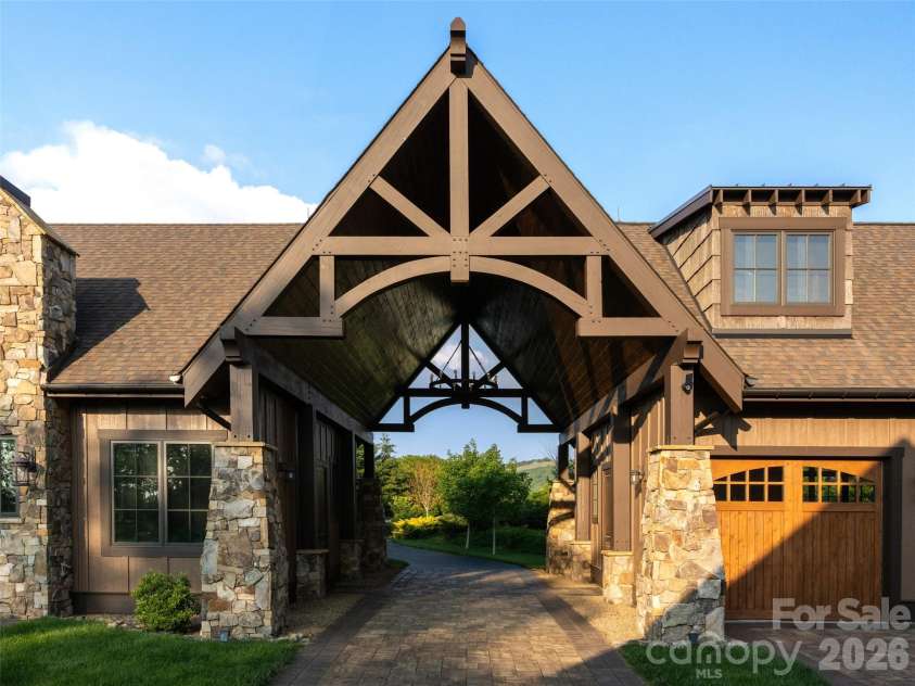 93 Snow Ridge Drive, Hendersonville, NC 28792.  MLS# CAR4389841, YatesRealty ID 31306. 